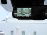 〔スマートルームミラー〕内蔵モニターにより後方の状況をクリアな画像で確認出来ます。夜間も勿論、くっきり!通常のルームミラーに切替も可能です。