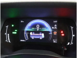 カラーヘッドアップディスプレイ付き。少ない視線移動で情報を確認できるので、運転の疲労軽減に繋がりますよ♪