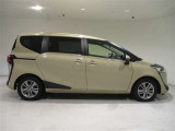 全体的に丸みがあり、柔らかいリヤフォルムです。コンパクト車らしい親しみやすい印象が有ります!