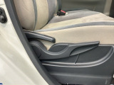 シートハイトアジャスターが付いているので運転姿勢を調整するのに便利ですね。身長に合ったシートポジションは安全運転や疲労軽減にもつながります。