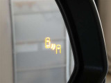 ブラインドスポットモニター装備。隣車線を走る車両を検知。ドアミラーでは確認しにくい後方、側方エリアに存在する車両や急接近してくる車両も検知しドアミラーに搭載されたLEDインジケーターが点灯します。