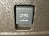 アクセサリーソケットはUSBのアダプターなどをつければ、スマホの充電にも使えます。周辺には物が置けるボックスがついています。