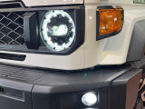 【LEDヘッドライト】悪天候や夜間走行時も良好な視界を確保し安心して運転できる高輝度LEDヘッドライトを装備!点灯速度が早く、消費電力も抑えられています。