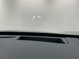 ヘッドアップディスプレイ(HUD)搭載。運転中、前方から視線を落外す必要がなく、安全に情報を把握しながら運転ができる機能です。