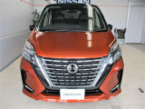 ■フロントマスクの大きなVモーショングリルは日産らしさを引き立たせてくれます。