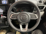 快適な操作性の運転席、ハンドルも綺麗に清掃済みです!もちろん安全を守るエアバッグも装備しているので安心してお乗りいただけます(^^)