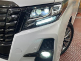 【LEDヘッドライト】悪天候や夜間走行時も良好な視界を確保し安心して運転できる高輝度LEDヘッドライトを装備!点灯速度が早く、消費電力も抑えられています。