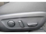 運転席シートは電動パワ-シ-トが装備されています☆
