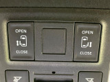 【両側パワースライドドア】スマートキーや運転席のスイッチで後席両側スライドドアの開閉が可能♪電動だから力を入れてドアを開ける必要が無く、小さなお子様でも簡単に開け閉めでき快適です♪