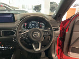 オーディオの音量やチャンネル操作ができるスイッチが、ハンドルに付いています。運転中でも、操作が行えて非常に安全・便利です!