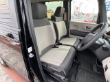 運転席まわりには十分なスペースがあり、大柄な方でもゆったり運転していただける環境です。