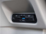 【片側電動スライドドア】ボタンを押すだけで片側のスライドドアの開閉が可能。もちろんキーからの操作も可能。お子様を抱いている時・両手いっぱいの荷物を持ってる時など非常に役立ちます。