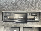 ◆【ETC2.0(DSRC/ITSスポット)】ETCカードを挿入すれば料金所はノンストップで通過できます。ETC限定の割引や、高速道路の情報提供サービスを利用できます。