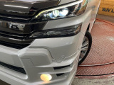 【LEDヘッドライト】悪天候や夜間走行時も良好な視界を確保し安心して運転できる高輝度LEDヘッドライトを装備!点灯速度が早く、消費電力も抑えられています。