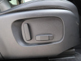 ◆パワーシート『電動パワーシートですので運転中のシート調節も安全に行えます。微調整も可能ですのであなただけのドライビングポジションを実現します。』