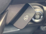 【ステアリングヒーター】冬場に冷たくなりやすい革巻きステアリングを、スイッチ一つで素早く適温に!エアコンよりも早く温まってくれるので、寒い日の運転も快適になりますね♪