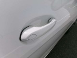 コンフォートアクセス装備です。ドアハンドルに触れてドアの開閉が可能です。