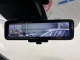 【インテリジェントルームミラー】後席の大きな荷物や同乗者で後方が確認しづらい時でも安心!カメラが撮影した車両後方の映像をルームミラー内に表示。クリアな視界で状況の確認が可能です!