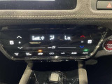 【オートエアコン】一度お好みの温度に設定すれば、車内の温度を検知し風量や温度を自動で調整してくれます。