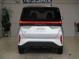 バックドアを横断するロングタイプのLEDリヤコンビネーションランプを軽初搭載。荷室を犠牲にしないランプが、バックドア全体を美しく光らせます。