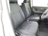 運転席のシートとハンドルは高さ調整ができますよ。