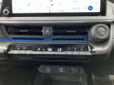 【エアコン】エアコンはオートエアコンとなっておりますので、あらかじめ好みの温度に設定しておけば自動的に風量を調節してくれます。自分でいちいち調節する手間が省けますね。