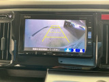 【バックカメラ】運転が苦手な方も車庫入れラクラクです!ギアをリバースに入れれば自動的に切り換わりますので、面倒な操作は不要です♪狭い駐車場もお車を傷つけず安心ですね!
