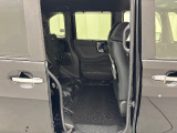 後部座席は跳ね上げることができるので、背が高い荷物の積み込みも可能です。