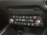 運転席・助手席にはシートヒーターを、またステアリングにもヒーターを内蔵。寒季節にも安全で快適な操作をサポートします。