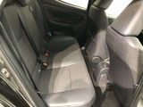 【後部座席】も当然、綺麗・清潔に仕上げております。内装の綺麗なお車は気持ちが良いですし、コンディションのいい車が多いです。これもオススメの1台です。