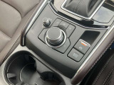 マツダコネクトを操作するためのコマンダーコントローラーは、回転/チルト/プッシュ操作が可能なロータリースイッチとボタンを組み合わせたユニットです。ディスプレイに表示されるすべての項目を操作できます。