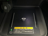 【ワイヤレス充電】車のワイヤレス充電は、スマートフォンを充電パッドに置くだけで簡単に充電できる便利な機能です。ケーブルが不要なので車内がすっきりし、運転中でも安全に使えます。
