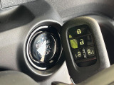 【Hondaスマートキー】カバンやポケットに入れたままでもドアの施錠・解錠が可能なスマートキーを装備。エンジンのオン・オフ時もカギを取り出す必要が無いからとっても便利です♪