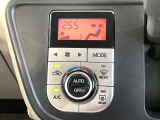 【オートエアコン】一度お好みの温度に設定すれば、車内の温度を検知し風量や温度を自動で調整。暑い&hellip;寒い&hellip;と何度もスイッチ操作をする必要はありません。快適な車内空間には必須の機能ですね♪