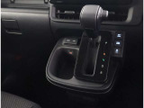 夜間走行でも安心のLEDへッッドライト搭載車です。とても明るく白い光で照らします。この装備も人気のアイテムですね