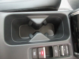 運転席からも助手席からも使いやすい位置にドリンクホルダーを配置しています。