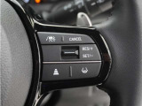 ◆アダプティブクルーズコントロール◆予め設定した車速内でクルマが自動的に加減速。前走車との適切な車間距離を維持しながら追従走行します。【LKAS】車線維持支援システムでステアリング操作を支援。