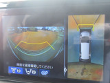 【マルチビューカメラシステム】専用のカメラにより、上から見下ろしたような視点で360度クルマの周囲を確認することができます。縦列駐車や幅寄せ時に大活躍間違いなしの機能