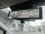 インテリジェントル-ムミラ-付です。切り替えレバーで車両後方の映像をミラーに映し出すので車内の状況や天候に左右されず、とっても見やすいです!