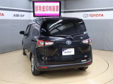 ハッチバックなので、バックドアは上に開きます♪大きな荷物の出し入れがしやすくなります。便利ですよ♪