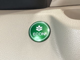 ECON モードをON にするとアクセルペダルの動きに対するエンジンの反応とエアコンの制御を切り換えることで、燃費のいい運転をするドライバーがペダルを踏んだ時と同じようにエンジンを制御します。