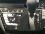 段差のないパネルスイッチのオートエアコン付きです。予め温度設定すれば後はセンサーが感知して設定温度を保ってくれますので快適なドライブが楽しめます。雨の日のガラスの曇りもなく安全な運転ができます。