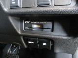 ■高速道路の料金所もノンストレスでスムーズに通過できるETC。スマートなビルトインタイプ!