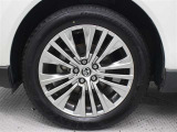 高輝度シルバー塗装された19インチアルミホイールが装着されています。タイヤサイズ225/55R19