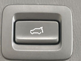 【パワーバックドア】スマートキーや運転席のボタンを押すだけでリアゲートが自動で開閉します!荷物を持っている時や、高い位置にあるバックドアを閉める際に便利な機能です♪