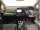 車内は光触媒抗菌消臭施工済です。インパネ周りはスタイリッシュなデザインです。グローブボックスやカップホルダーのほかにトレーなどたくさんの収納スペースが付いています。