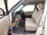 ベンチシートで運転席から助手席への移動もスムーズです!