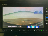 【バックカメラ】運転が苦手な方も車庫入れラクラクです!ギアをリバースに入れれば自動的に切り換わりますので、面倒な操作は不要です♪狭い駐車場もお車を傷つけず安心ですね!