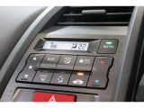 フルオートエアコンが装備されています!お好みの温度設定をするだけでエアコンの風量やモードの切り替えを自動でコントロールしてくれます!ユーザーの操作が少なく燃費走行にもつながります!