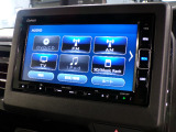 CD、DVD、Bluetooth、AM、FM、スマートフォン接続ができます。